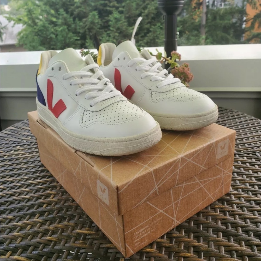 V-10 Veja Sneakers